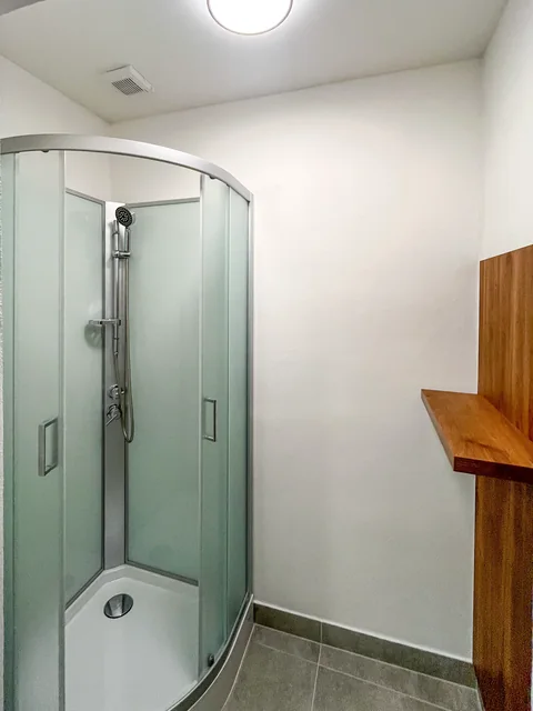 Vlastní sprcha a zázemí soukromé posilovny
